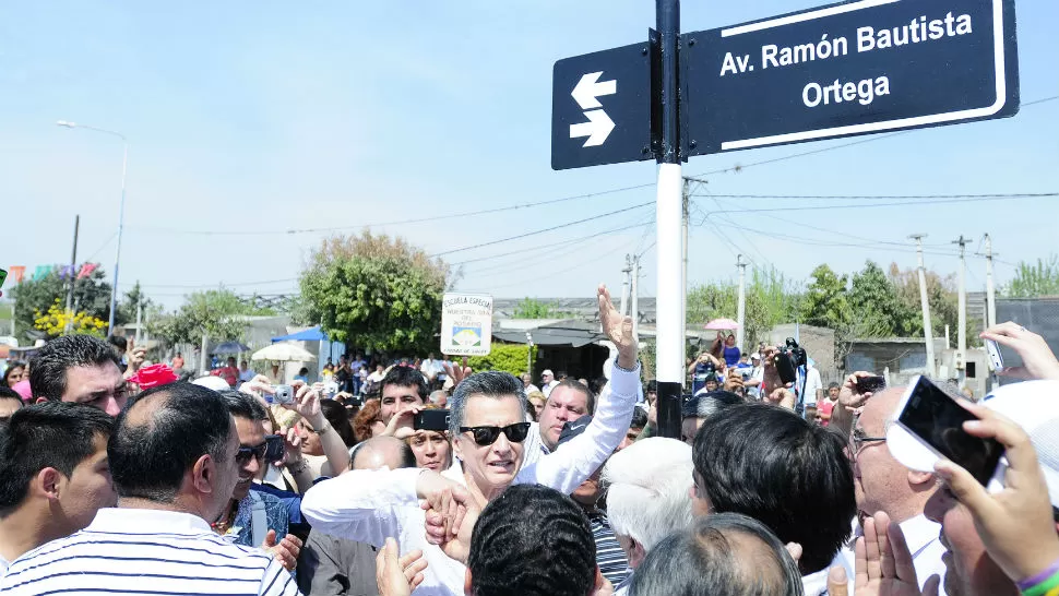 FELIZ. Ortega recibe el cariños de la gende de Lules. LA GACETA / FOTO DE ANALÍA JARAMILLO