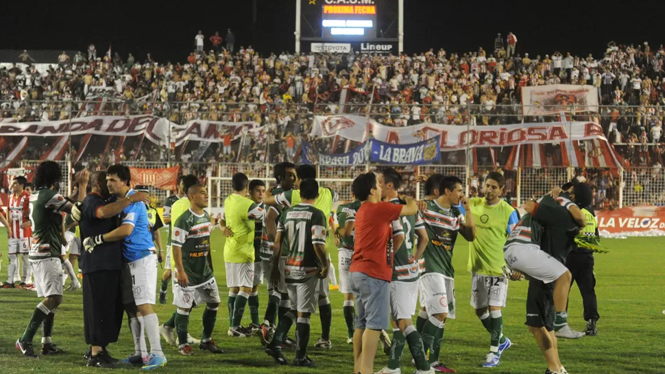 FESTEJO. Los jugadores de San Jorge celebran el triunfo. LA GACETA/ FOTO DE ANTONIO FERRONI.