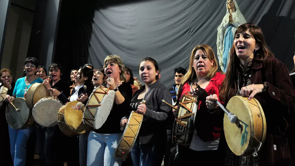 CAPACITACIÓN. Los profesores ensayaron las coplas en el salón de actos del Sagrado Corazón. El viernes las cantarán en el anfiteatro de El Cadillal. LA GACETA / FOTOS DE ANALÍA JARAMILLO