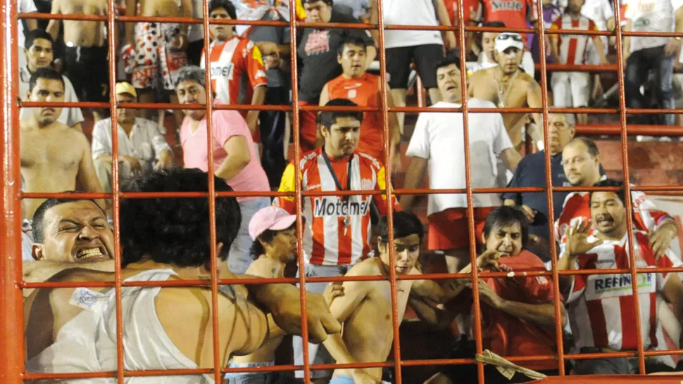 TODOS CONTRA TODOS. Agredieron a los visitantes, y luego los hinchas se pegaron entre ellos. LA GACETA / FOTO DE ANTONIO FERRONI