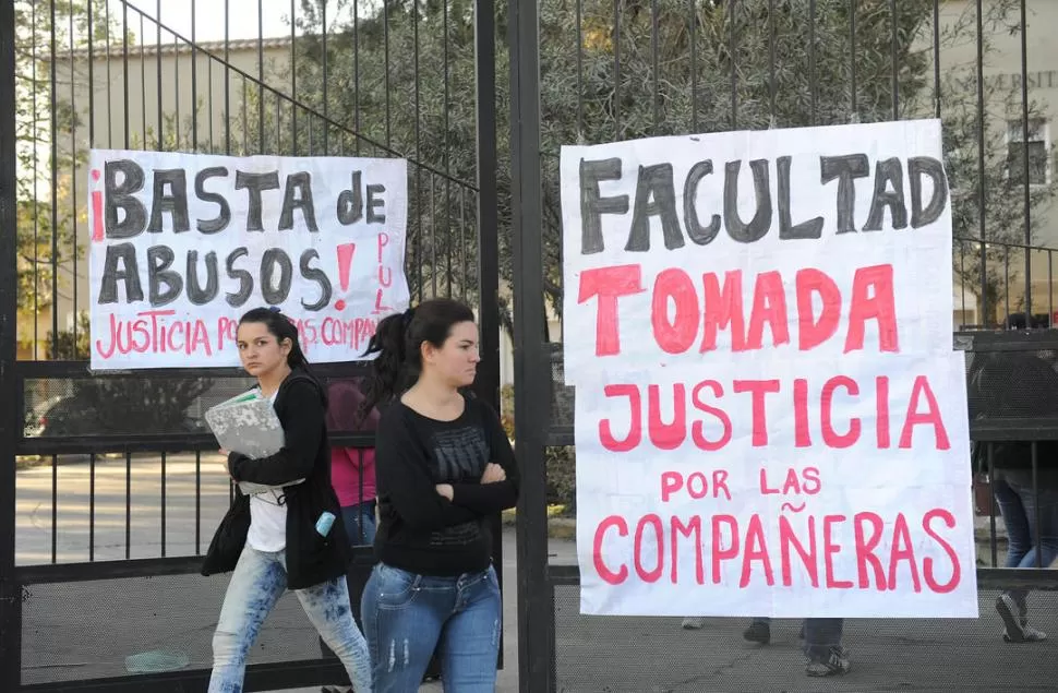 OCUPADO. Las asambleas tomaron el Centro Prebisch hace 11 días. LA GACETA / FOTO DE HECTOR PERALTA