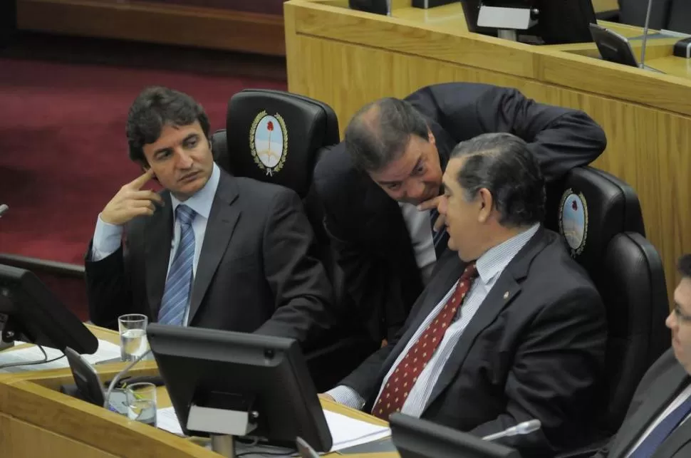 RADICALES. Sánchez y Romano Norri conversan con Fernández (centro). PRENSA LEGISLATURA / FOTO DE CARLOS VILLAGRA (ARCHIVO)