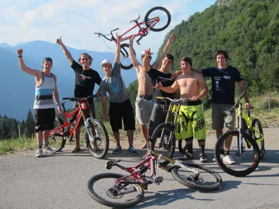 JUNTOS. Benja Gómez Lassalle y Javier Santiago, en el extremo izquierdo; Gustavo Cisneros y Sebastián Gómez Lassalle, en el de la derecha, junto a otros argentinos con quienes viajaron durante casi un mes. 