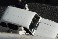 El Papa Francisco ahora se moviliza en un Renault 4