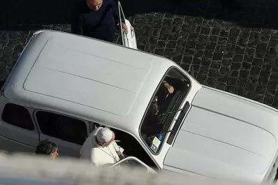 El Papa Francisco ahora se moviliza en un Renault 4