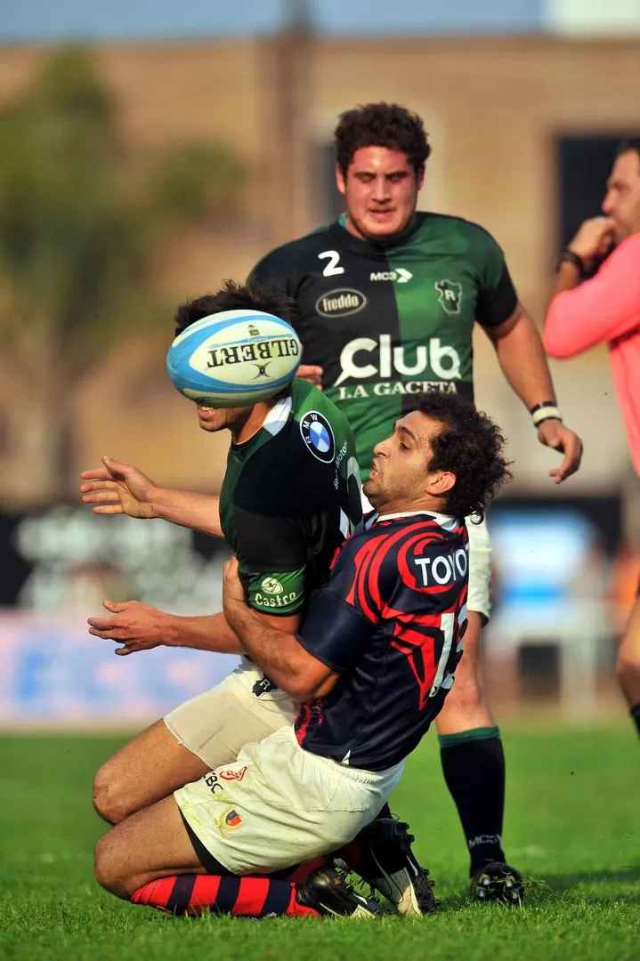 SE QUEDÓ CORTO. Jorge Domínguez es derribado por Gastón Revol. Tucumán Rugby empezó bien, pero se quedó sin nafta. 