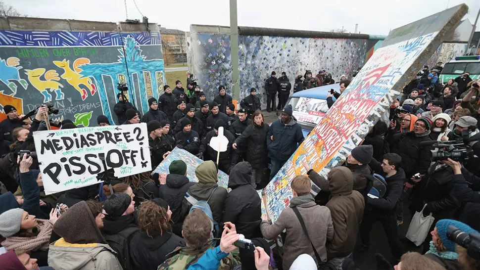 PEDAZO DE HISTORIA. Más de 100 artistas de todo el mundo pintaron en los '80 los 1.300 metros de muro ubicados en el este de la capital alemana. FOTO TOMADA DE NBCNEWS.COM