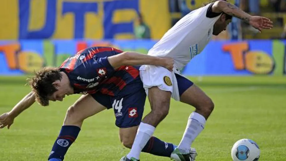 DISPUTA. El partido entre San Lorenzo y Rosario Central fue trabado por momentos. FOTO TOMADA DE INFOBAE.COM