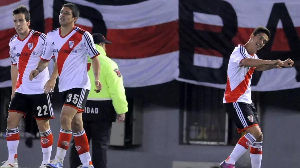 FESTEJO MILLONARIO. Lanzini y sus compañeros celebran el golazo anotado por el joven jugador de River. DYN