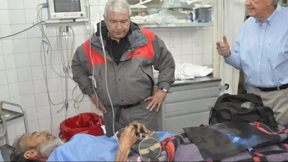 SOBREVIVIENTE. Gómez Cincunegui fue asistido por personal médico. FOTO TOMADA DE TN.COM.AR