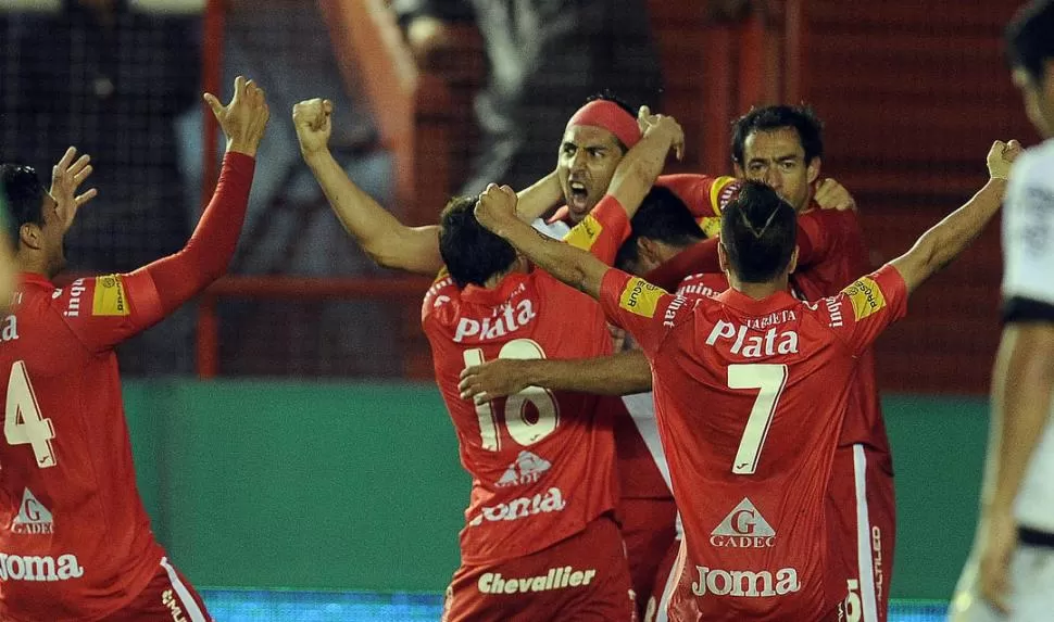 PURA FELICIDAD. Osvaldo Miranda es felicitado por sus compañeros luego de marcar el gol de la victoria de Argentinos. 