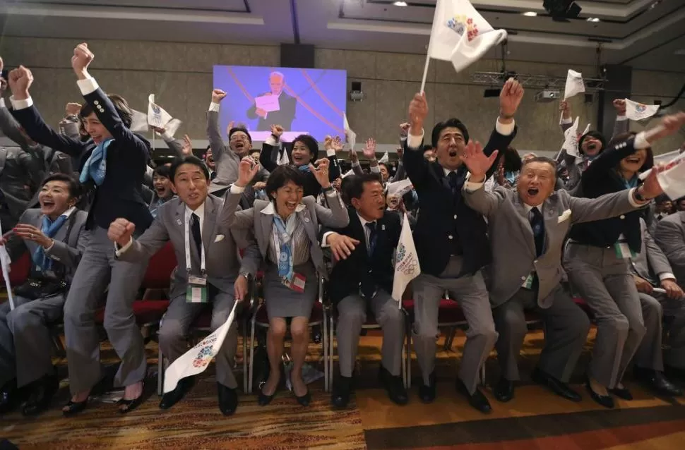 EXPLOTARON DE JÚBILO. Los representantes japoneses saltaron de sus sillas apenas se escuchó la primera sílaba del nombre de la ciudad en el salón del lujoso hotel. 