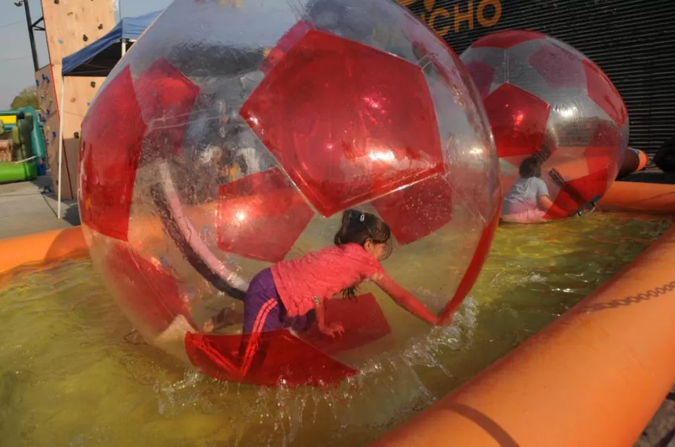 UNA EXPERIENCIA PARA LOS SENTIDOS. Pelotas y ruedas plásticas permiten avanzar sobre el agua.  LA GACETA / FOTOS DE INES QUINTEROS ORIO