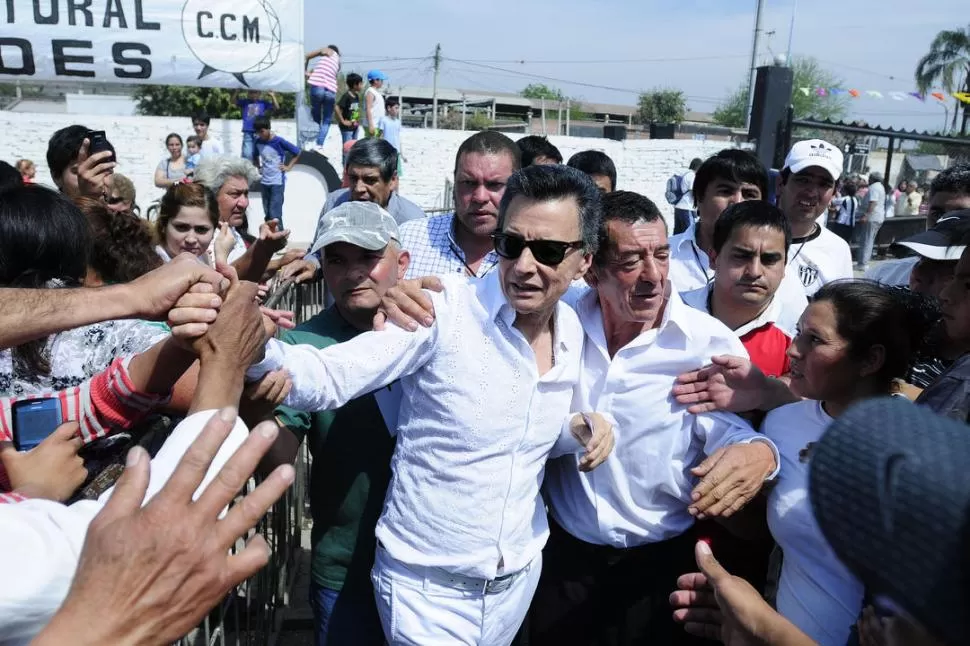 EL ÍDOLO. Palito se acercó a los vecinos que querían saludarlo. 