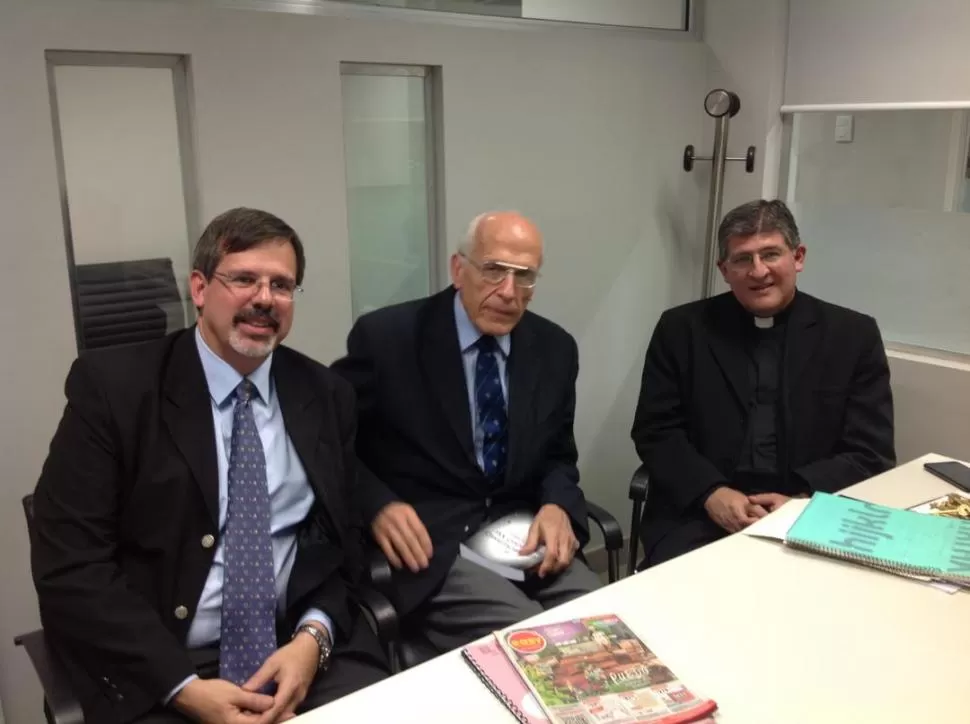 ANUNCIO. Francisco López Cruz, Fernando Bach y el padre Marcelo Barrionuevo dieron detalles sobre el foro. LA GACETA / FOTO DE ROBERTO DELGADO