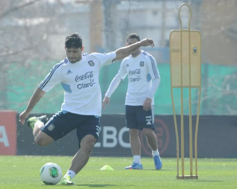 CON TODO. Agüero ensaya un remate durante el entrenamiento en el predio de Ezeiza; el Kun será titular en Paraguay.  