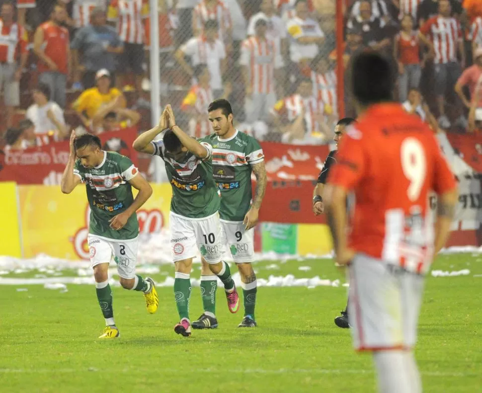 ¡PERDÓN! Gonzalo Rodríguez acaba de señalar el gol para silenciar a La Ciudadela. El delantero de San Jorge había prometido no celebrar si convertía y cumplió. 