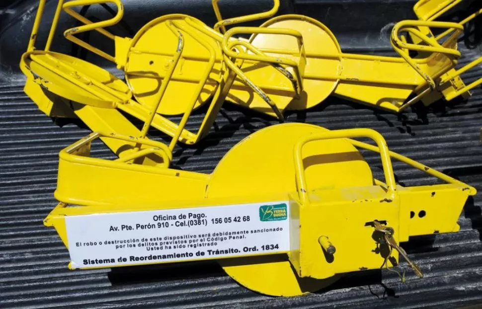 POLÉMICOS. Estos son los trabarruedas con los que inmovilizan vehículos en la ciudad de Yerba Buena. LA GACETA / ARCHIVO