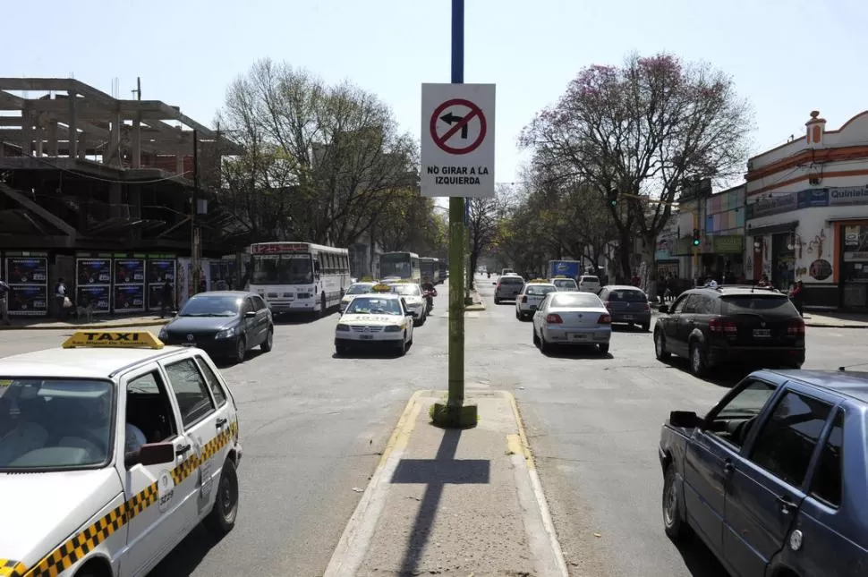 CORRECTOS. Los conductores respetan la prohibición del giro para llegar al centro. 
