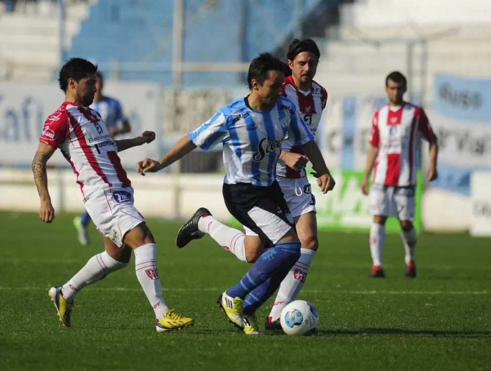 CONTROL. Barrado lleva la pelota ante la marca de Vismara; el duelo de volantes centrales, lo ganó el de la gloria. 