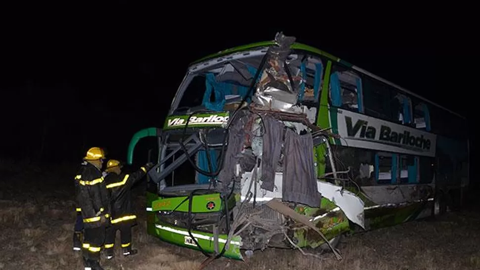 DESTROZADO. El colectivo recibió el impacto más fuerte del sector del chofer. FOTO TOMADA DE ELDIARIODELAPAMPA.COM.AR/ARMANDO NUÑEZ