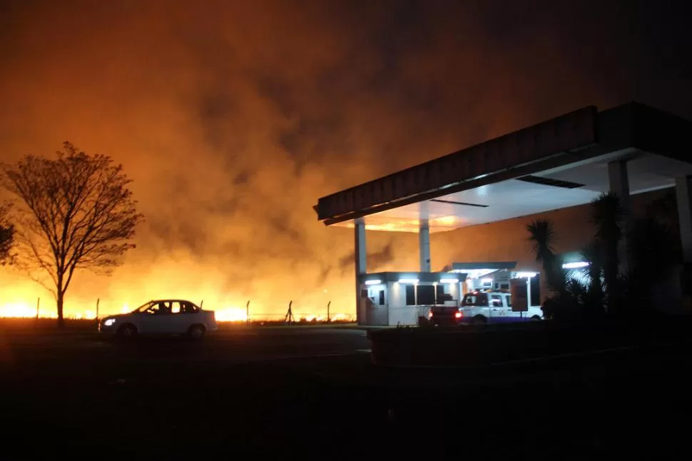 ENTRE LAS LLAMAS. El control de ingreso al aeropuerto Benjamín Matienzo fue cerrado, cuando se acercó el fuego, mientras trabajaban los bomberos. LA GACETA / FOTOS DE ALVARO MEDINA 