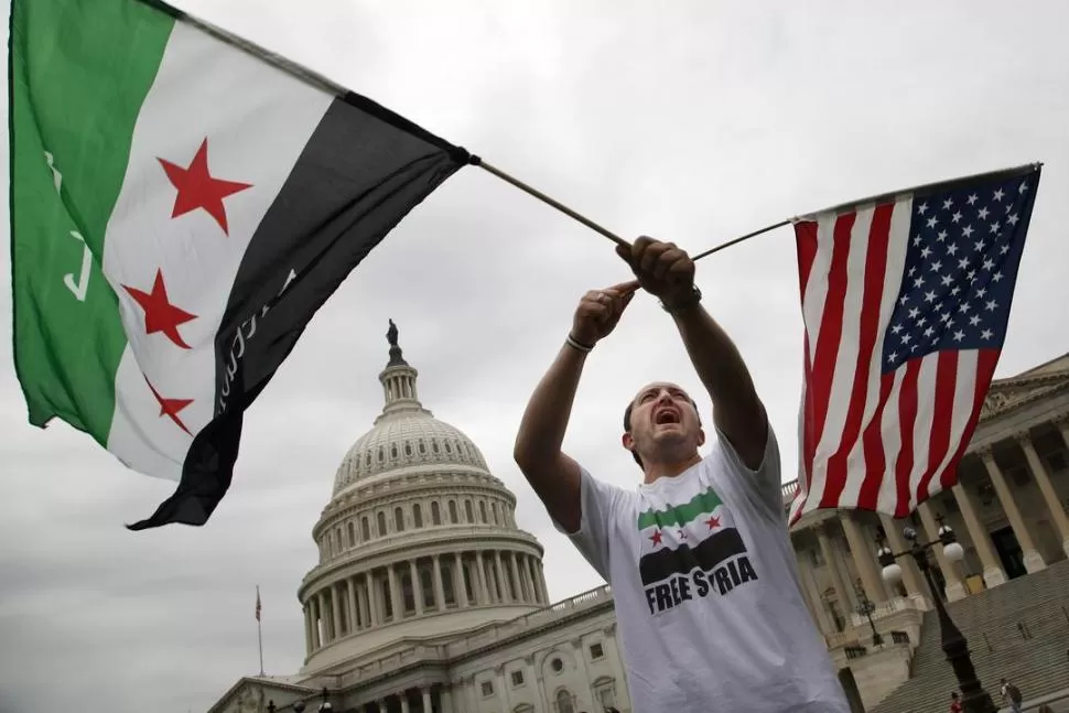  A FAVOR DE UN ATAQUE. Un manifestante identificado con la oposición siria a Bashar Al Assad se expresa en los jardines de acceso al Congreso de EEUU. REUTERS