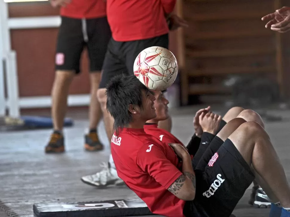 CON LA PELOTA EN LA CABEZA. El Monito hace ejercicios sin dejar la bocha. 