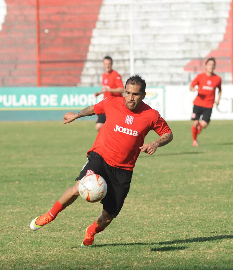 OFICIO. Gustavo Ibáñez vive el presente futbolístico de San Martín desde el banco de relevos y espera volver a ser titular. 