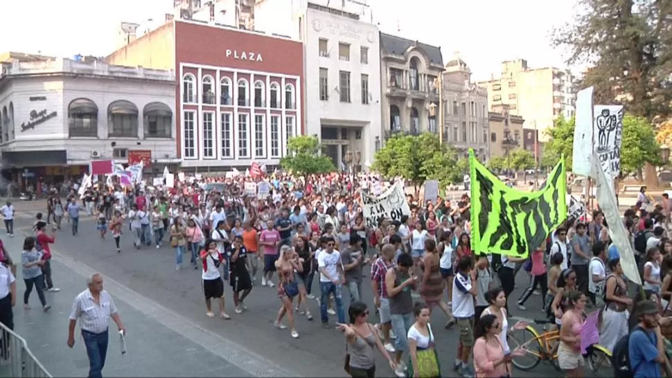 EN LA CALLE. El grupo de estudiantes que partió del centro universitario Julio Prebisch ocupaba casi dos cuadras cuando se sumaron en el microcentro alumnos de otras facultades. En el Rectorado, el número creció aún más. LA GACETA / ALVARO MEDINA (CAPTURA DE VIDEO)