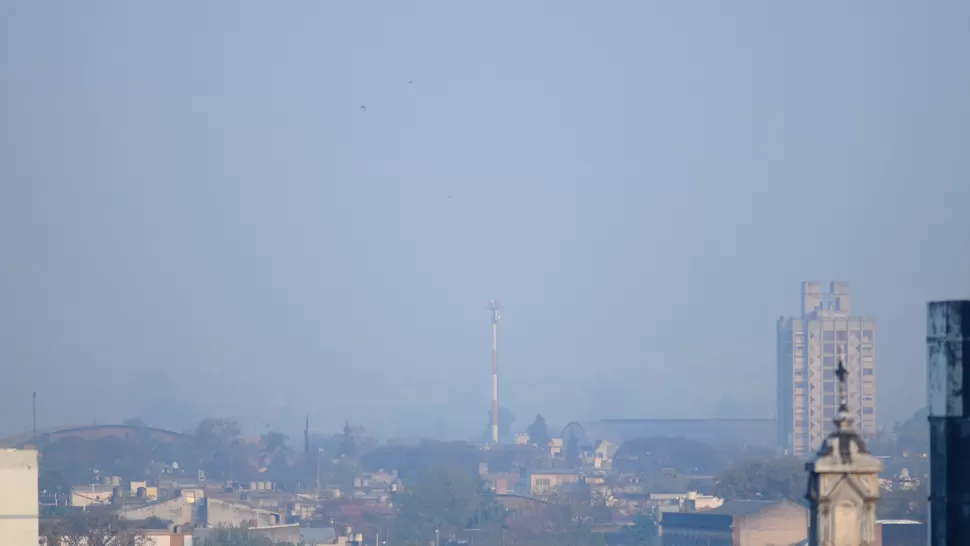 NO SE VE. El cerro desapareció tras la polución ambiental. LA GACETA / FOTO DE ANALIA JARAMILLO