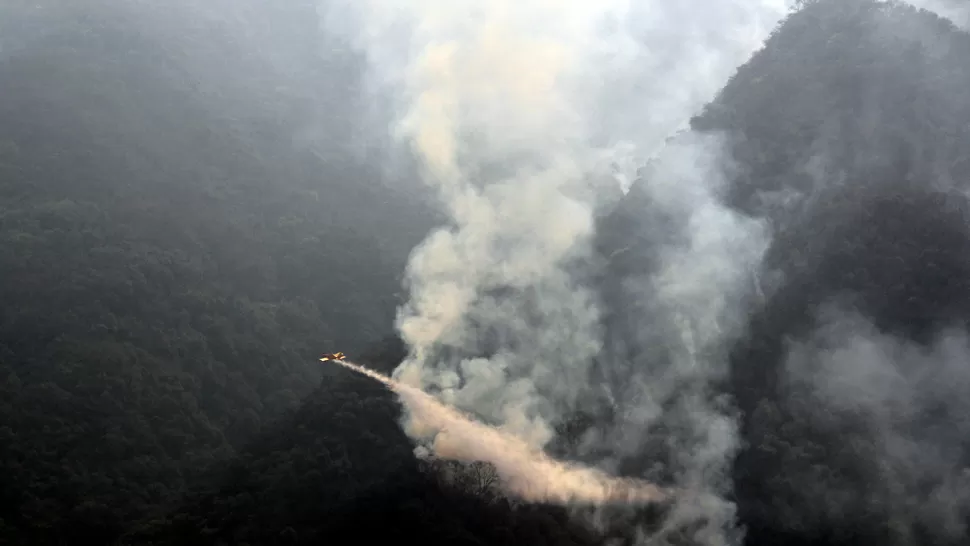 ARDUO TRABAJO. Los aviones cargan unos 2.500 litros de agua. LA GACETA / FOTO DE ALVARO MEDINA