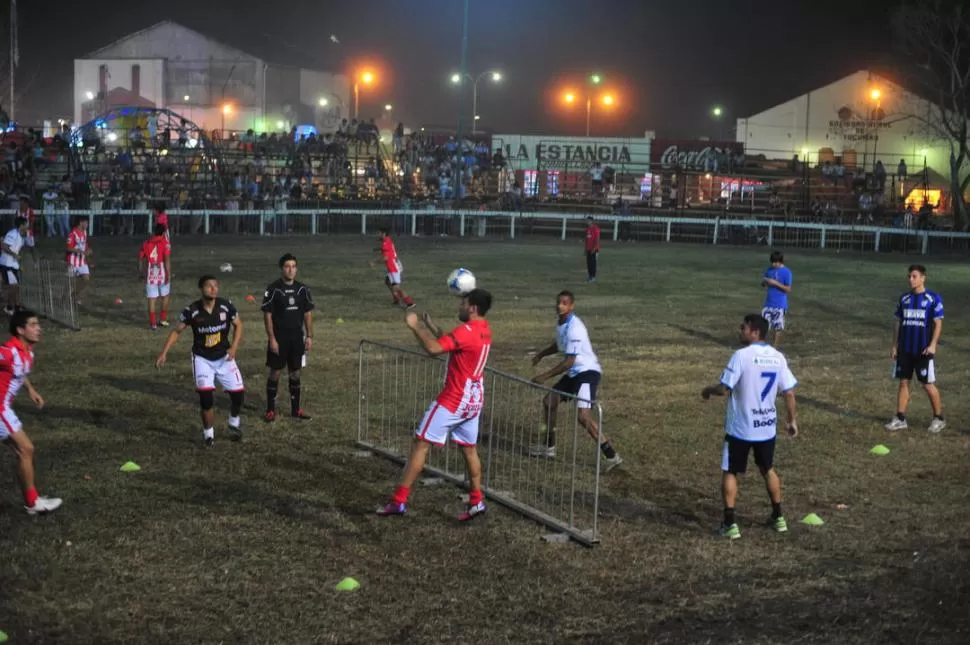 PEOR ES NADA. Luis Silba cabecea una pelota durante la exhibición de fútbol-tenis que jugadores de San Martín y Atlético ofrecieron ayer en la Expo 2013. 