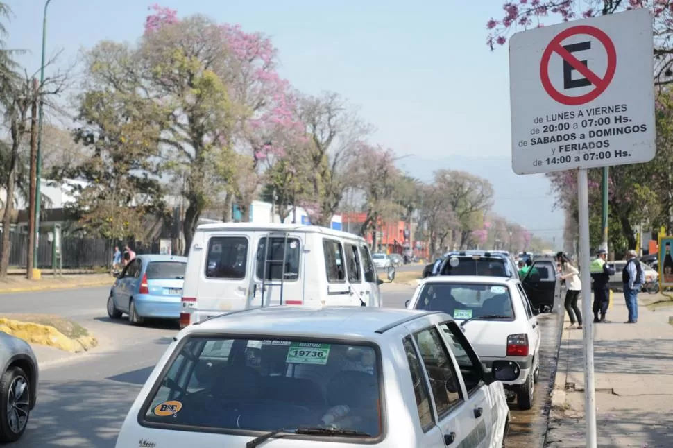 PROHIBIDO CONFUNDIRSE. Según el cartel, en esta cuadra se puede estacionar de 7 a 20, pero no de noche, durante los días de semana. LA GACETA / FOTO DE INES QUINTEROS ORIO 