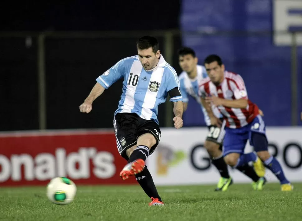 NO FALLA. Messi marcó dos tantos de penal y se ubica como el segundo máximo artillero de la historia de la Selección. 