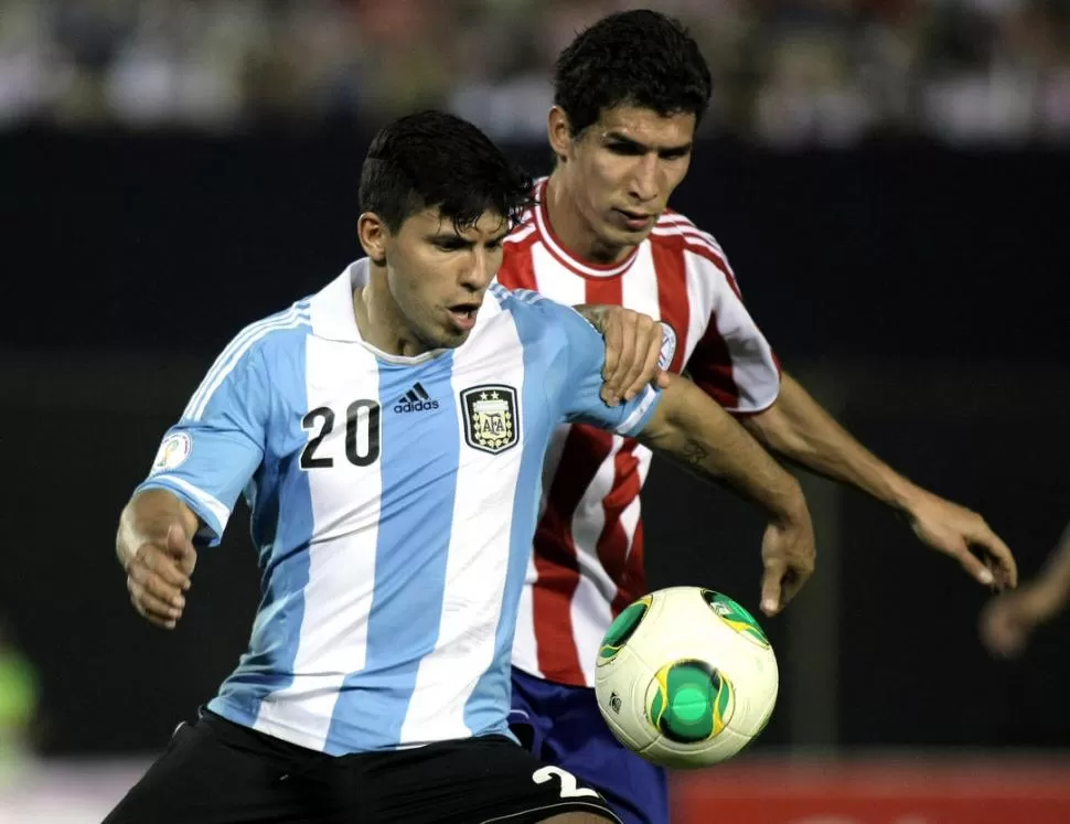 NO PUDIERON FRENARLO. A Sergio Agüero le cometieron el primer penal y marcó el segundo tanto de la albiceleste. 