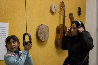 Partituras, fotos e instrumentos dan cuenta de 200 años de música