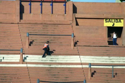 El fútbol seguirá sin hinchas visitantes