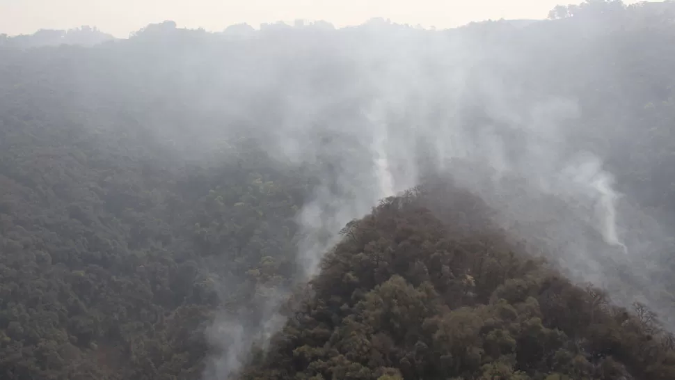 CORTINAS DE HUMO. Así se encontraba San Javier el miércoles. LA GACETA/ FOTO DE ALVARO MEDINA