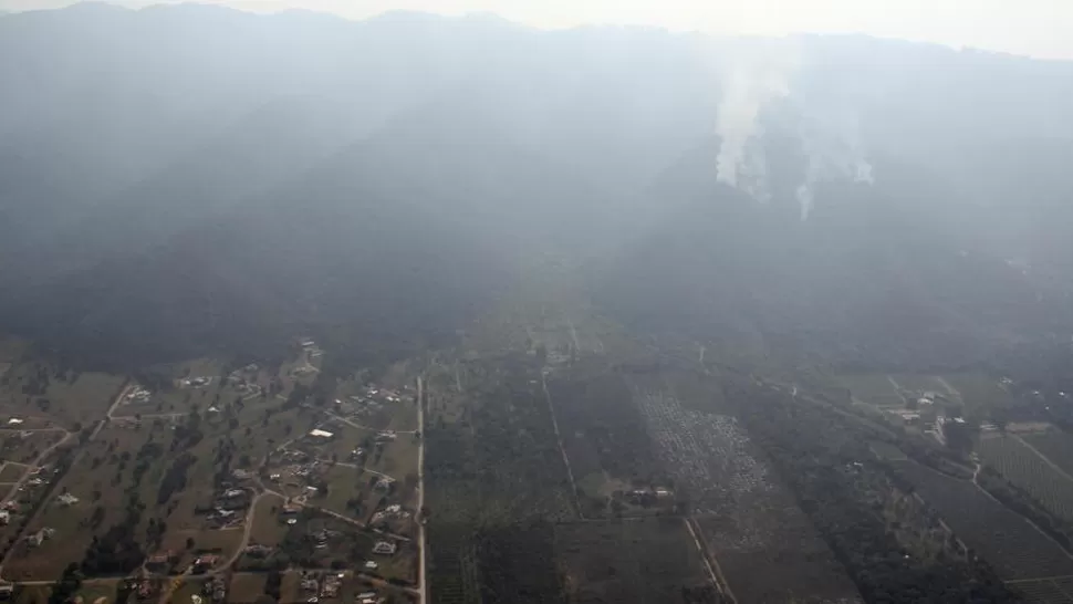 A LA DISTANCIA. Como si fuese un volcán, el humo sale de las montañas. LA GACETA / FOTO DE ALVARO MEDINA 