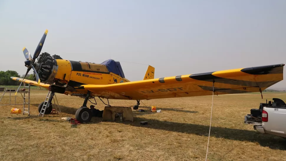 INMÓVIL. Personal capacitado intenta recuperar el avión enviado por el Gobierno Nacional. LA GACETA / FOTO DE JOSÉ INESTA VÍA MÓVIL