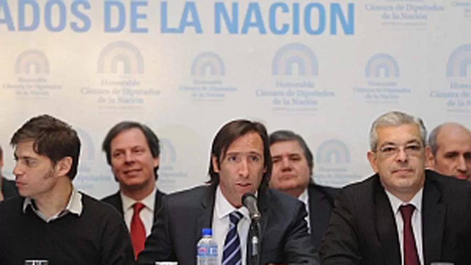 EN EL CONGRESO. Lorenzino presentó el proyecto, junto con Axel Kicillof y Julián Domínguez. FOTO TOMADA DE AMBITOWEB.COM