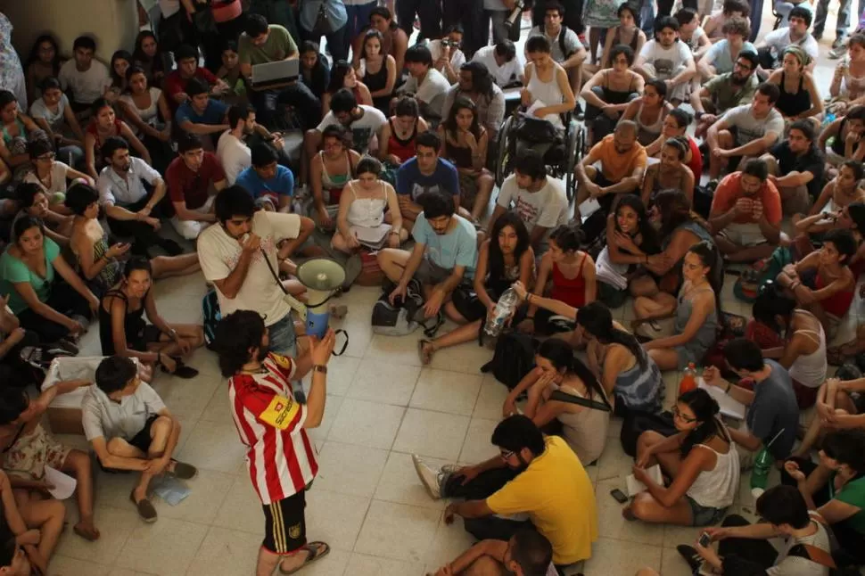 REIVINDICACIÓN. Estudiantes de varias facultades y de escuelas preuniversitarias debatieron ayer su propio proyecto de boleto educativo gratuito. PRENSA DE LA ASAMBLEA DE PSICOLOGíA Y FILOSOFíA Y LETRAS