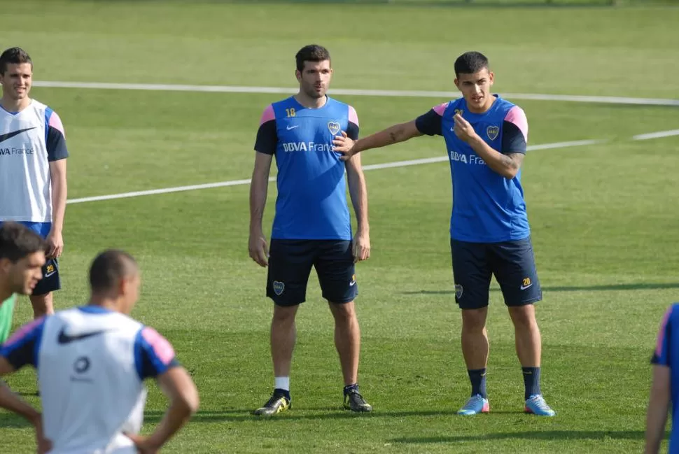 PREPARADO PARA LA CHANCE. Emmanuel Gigliotti, que aparece con Paredes, tiene grandes chances de ser titular. 