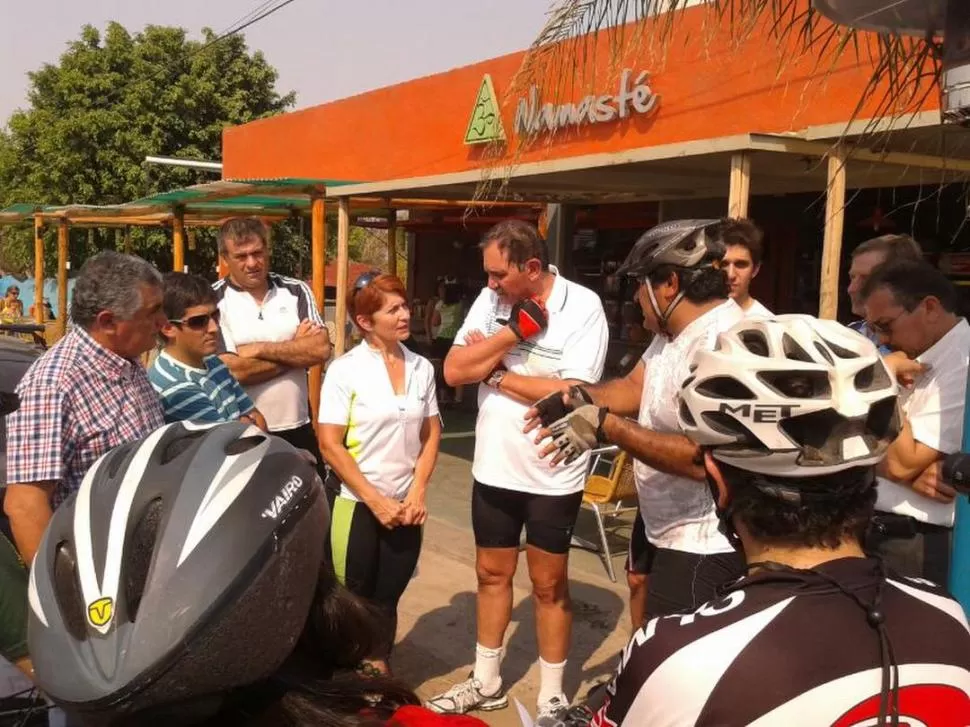 UNA CHARLA IMPREVISTA. Los deportistas dicen que el gobernador se mostró muy atento y cordial con ellos.  FOTO GENTILEZA CARLOS CORDERO