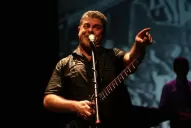 Santaolalla suma su voz al canto colectivo