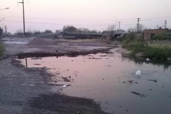 Laguna contaminante a la entrada del Barrio Policial III