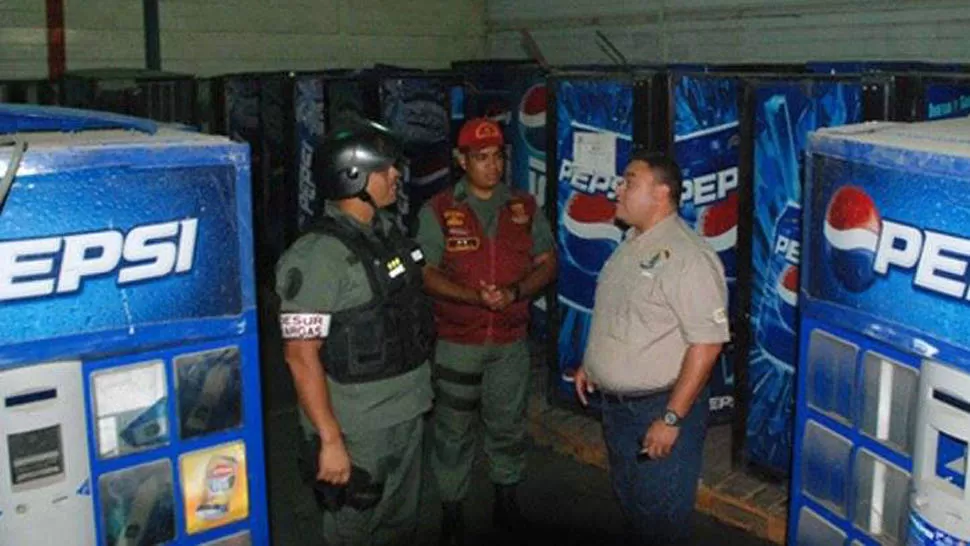 DENUNCIA. Según el diario ABC, uniformados entraron intempestivamente en la embotelladora y se llevaron camiones enteros de las bebidas gaseosas. FOTO TOMADA DE INFOBAE.COM