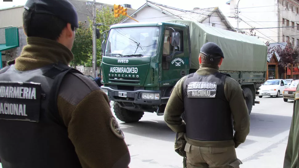 EN LA RUTA. Los gendarmes cobraban coimas a vehículos. FOTO TOMADA DE LANACION.COM.AR