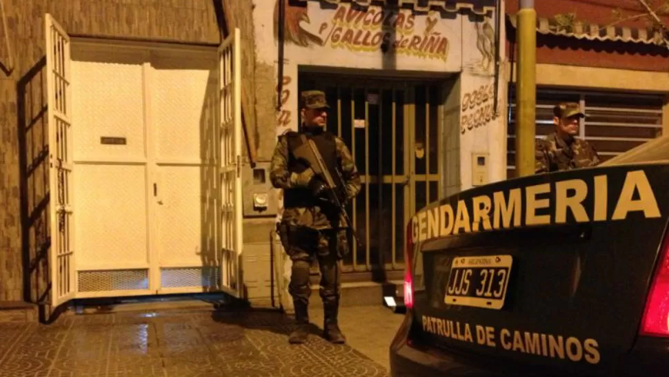 UNO DE LOS LUGARES. Gendarmería entró al local de la Marco Avellaneda al 600, donde antes funcionaba el bar California.  LA GACETA / FOTO DE ÁLVARO MEDINA